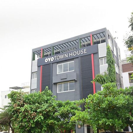 Townhouse Airport Road Hotel Yelahanka Екстериор снимка