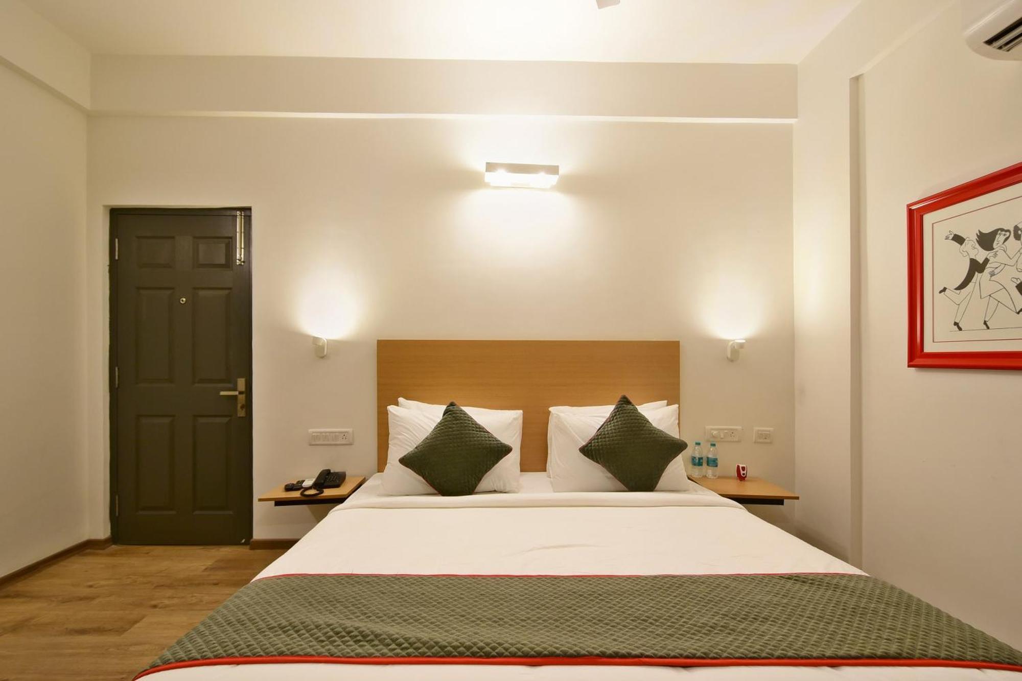 Townhouse Airport Road Hotel Yelahanka Екстериор снимка