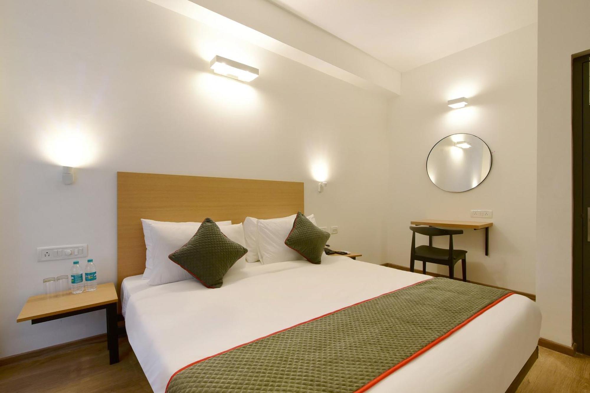 Townhouse Airport Road Hotel Yelahanka Екстериор снимка
