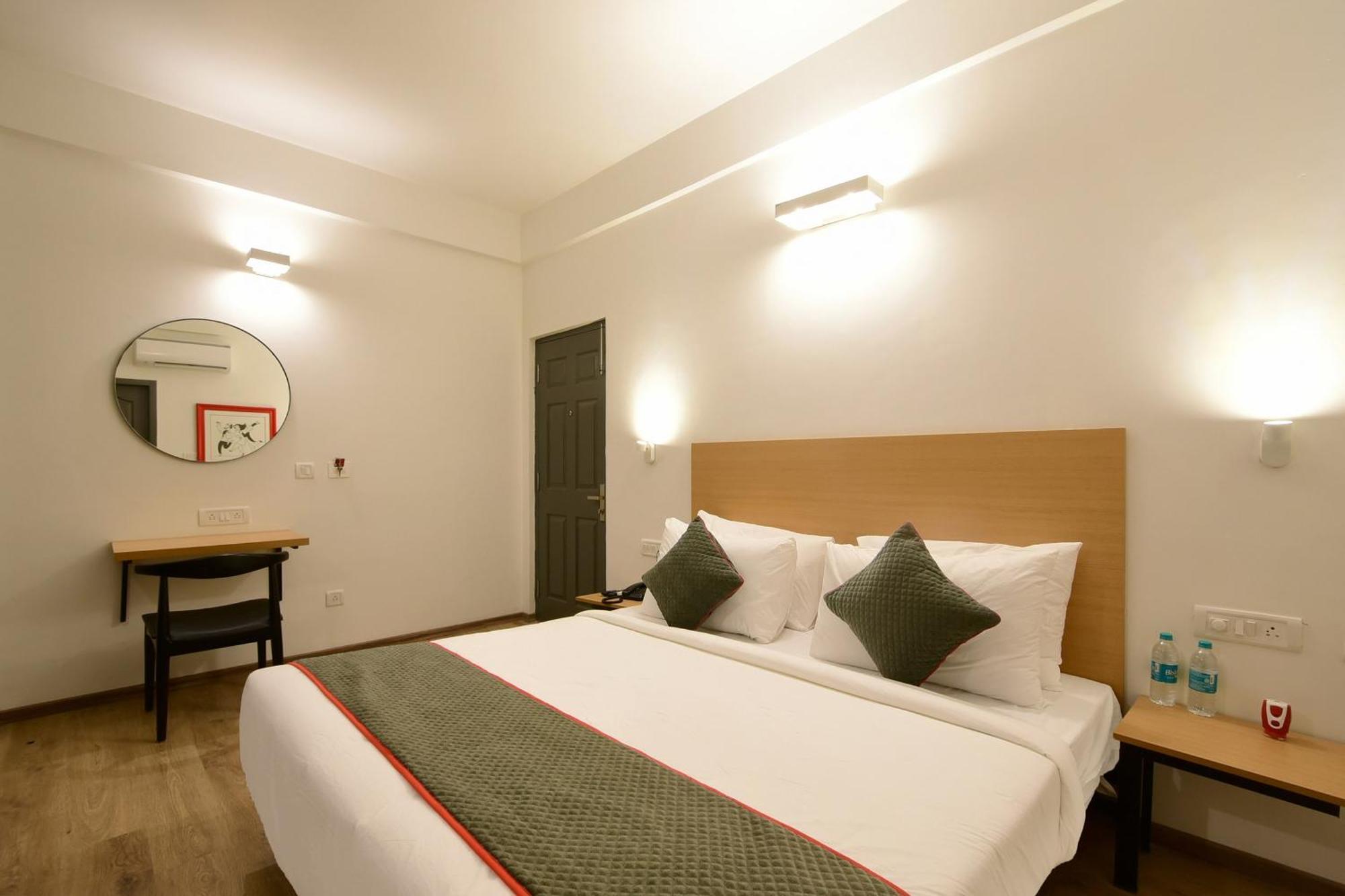 Townhouse Airport Road Hotel Yelahanka Екстериор снимка