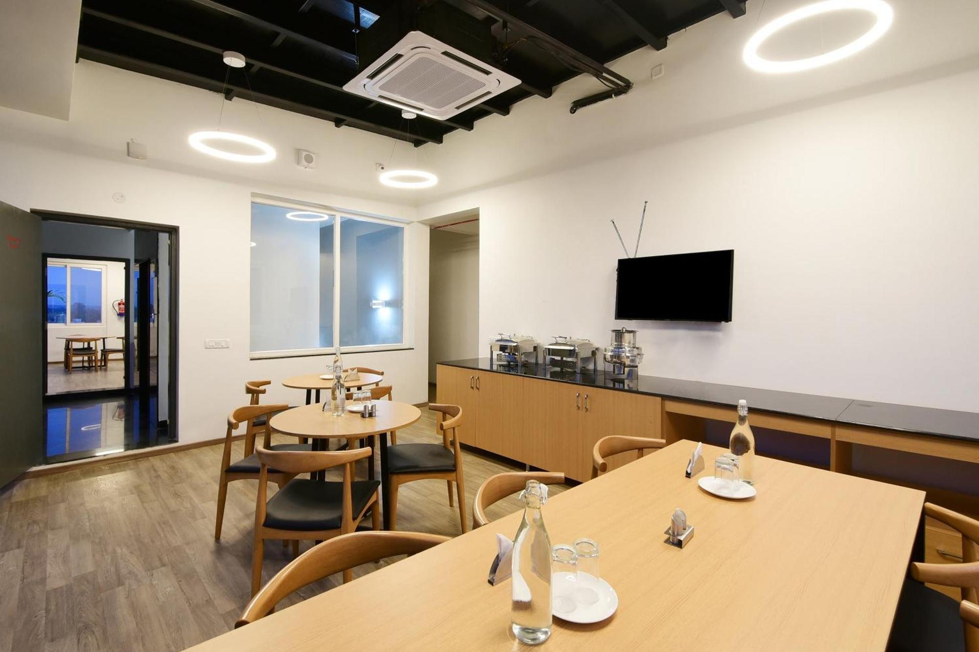 Townhouse Airport Road Hotel Yelahanka Екстериор снимка