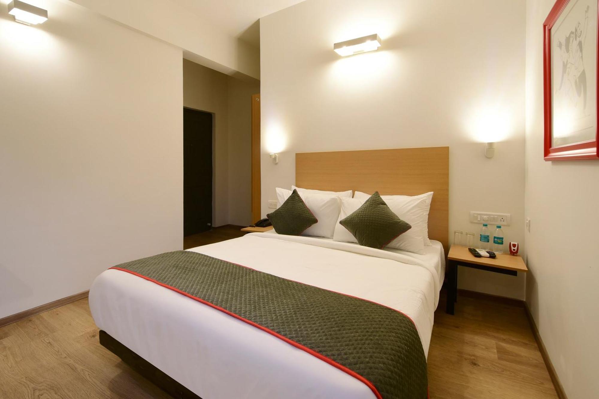 Townhouse Airport Road Hotel Yelahanka Екстериор снимка