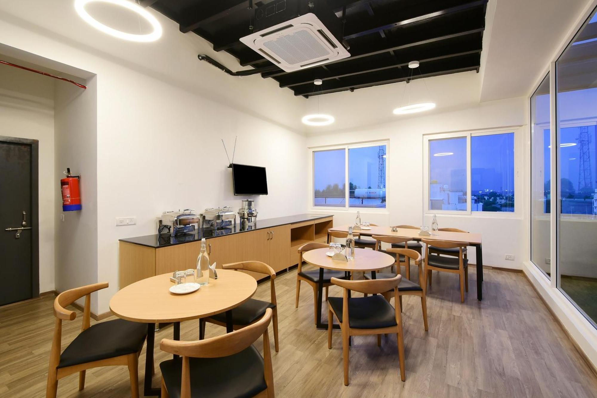 Townhouse Airport Road Hotel Yelahanka Екстериор снимка