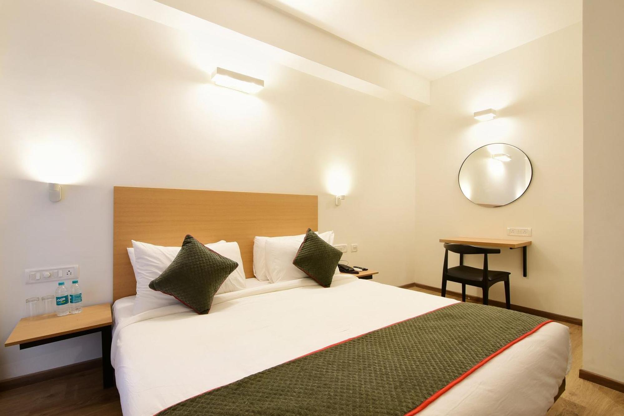 Townhouse Airport Road Hotel Yelahanka Екстериор снимка