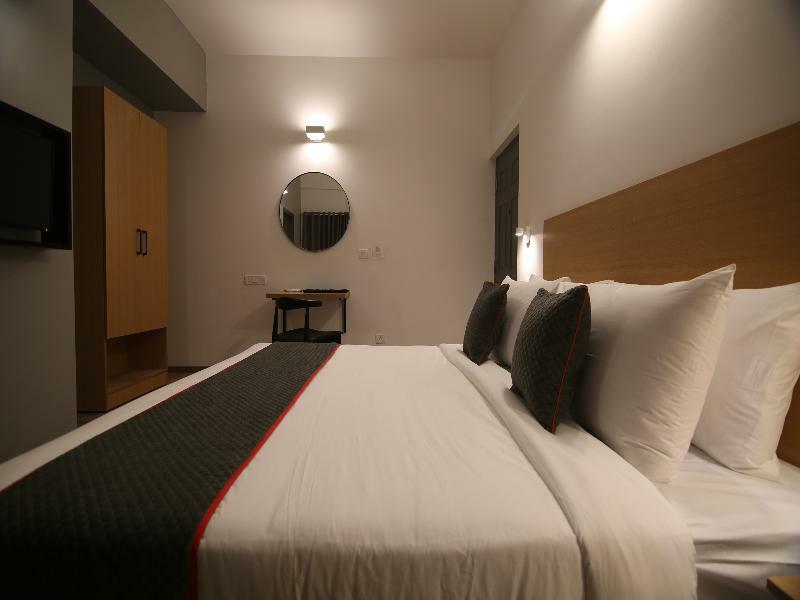 Townhouse Airport Road Hotel Yelahanka Екстериор снимка