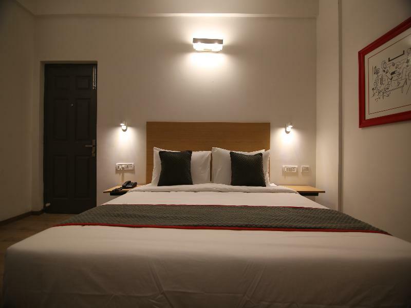 Townhouse Airport Road Hotel Yelahanka Екстериор снимка
