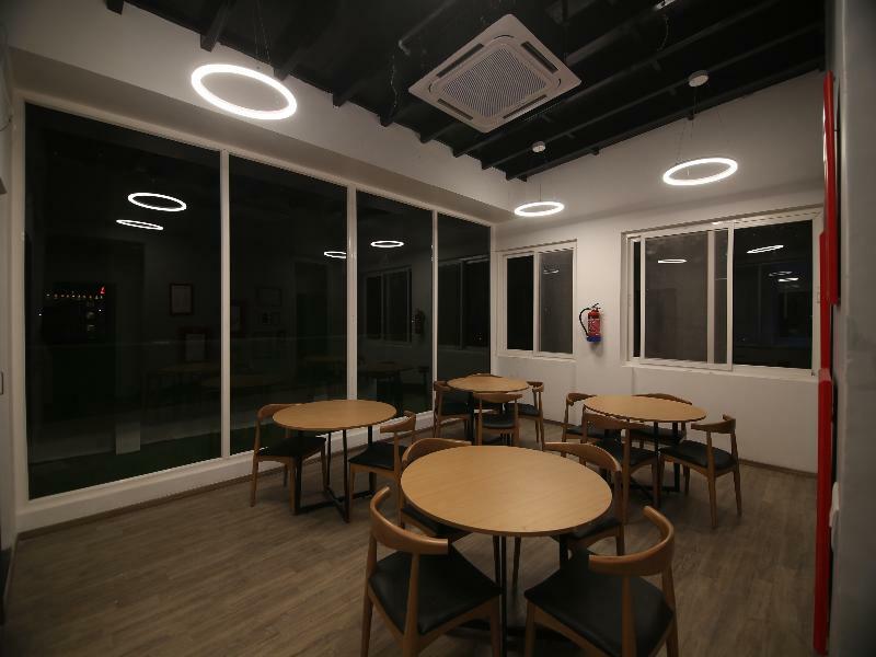 Townhouse Airport Road Hotel Yelahanka Екстериор снимка