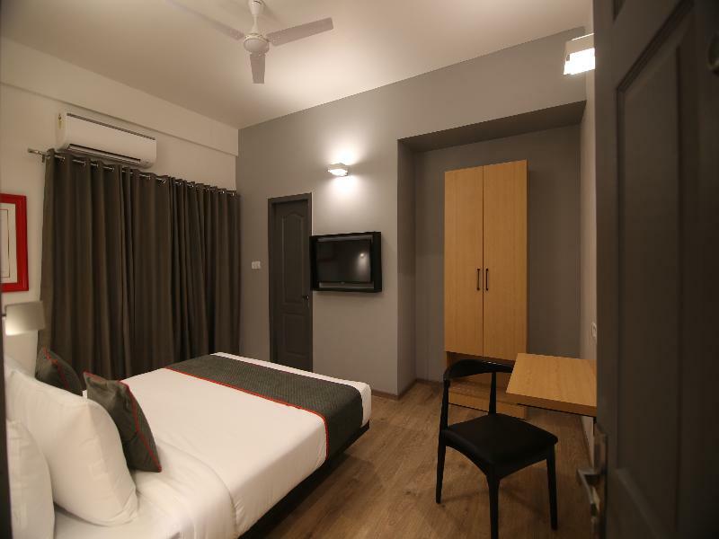 Townhouse Airport Road Hotel Yelahanka Екстериор снимка